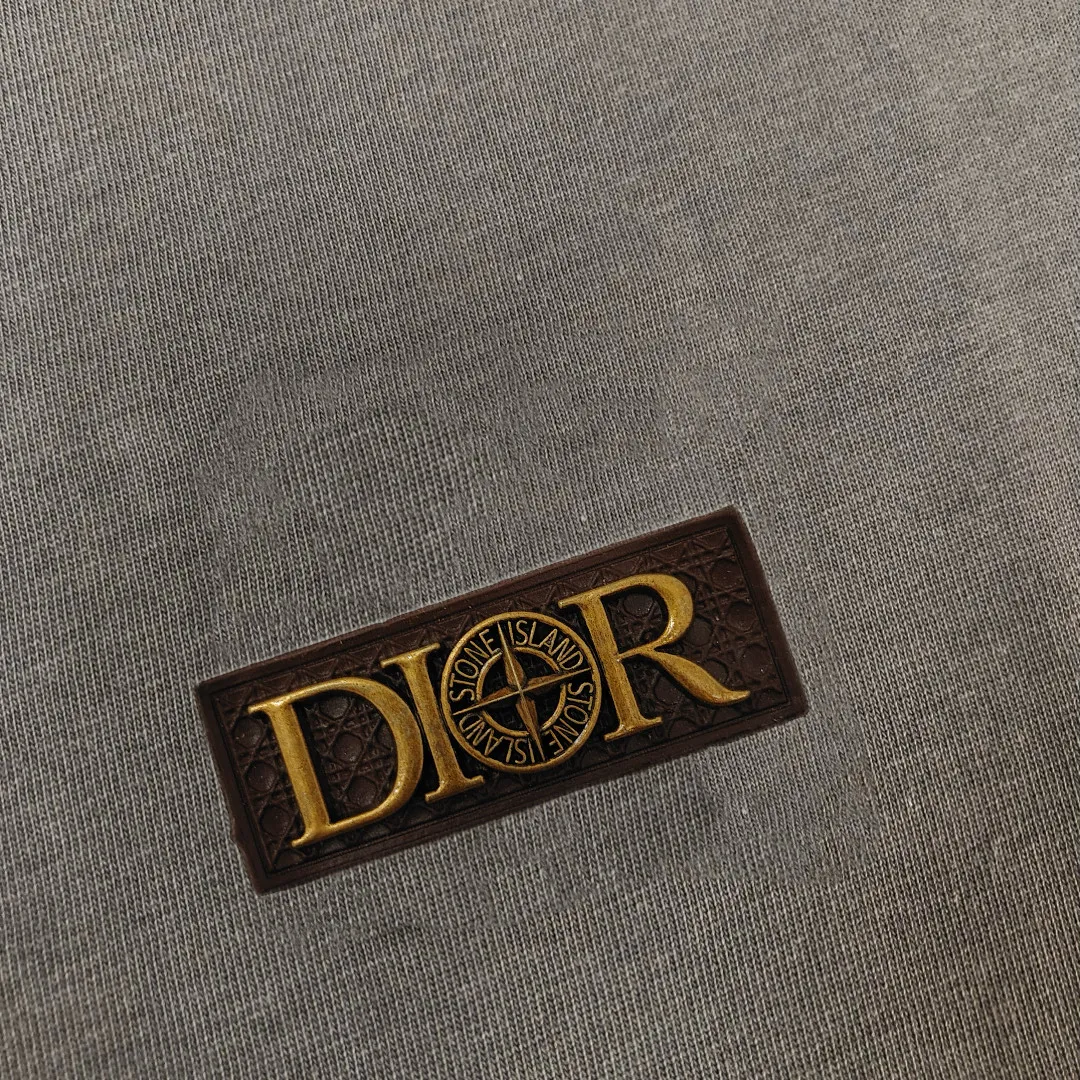 P150 A⭐️Stone Island Latest Couple Style Round Neck Short Sleeve Couple T-shirt ~ Spring and Summer New Product High Quality 🔥🔥Customized Unique Compass Logo Embroidery Logo Embellishment ~ Fashionable and Versatile Trendy Style Customized Imported Fabrics! Comfortable to wear, breathable, fashionable without losing personality, the upper body is casual and casual, handsome and stylish, showing the temperament of a big brand. All three standards are complete! ! Color: Black White Dark Gray Brown Size: SMLXLXXL